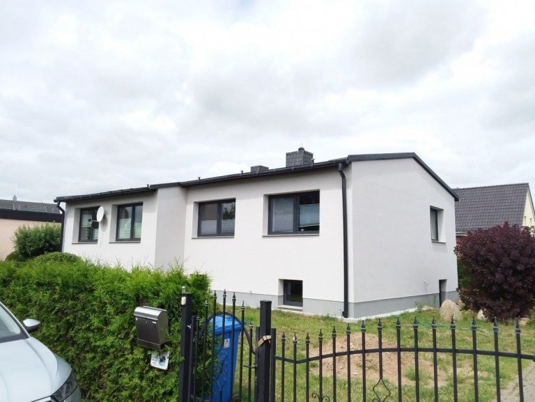Frontansicht von rechts Mallentin Einfamilienhaus Komforthaus im Bungalowstil in l�ndlich-idyllischer Wohnlage