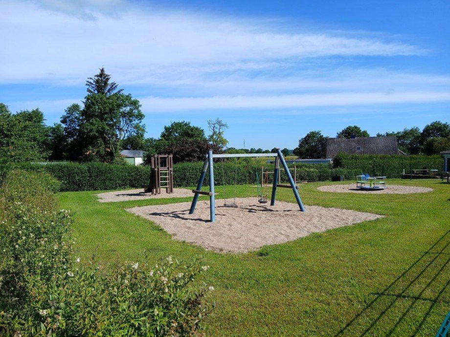 Spielplatz schr�g gegen�ber Wohngrundst�ck S�sel-Fassensdorf